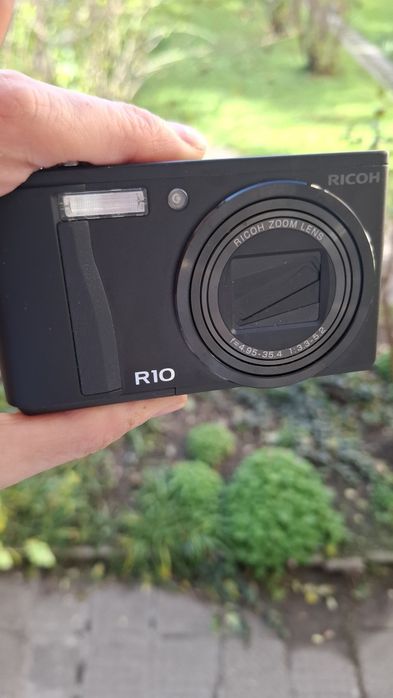 Компактен дигитален фотоапарат Ricoh R10 – 10MP, 7.1x оптичен зум, раб