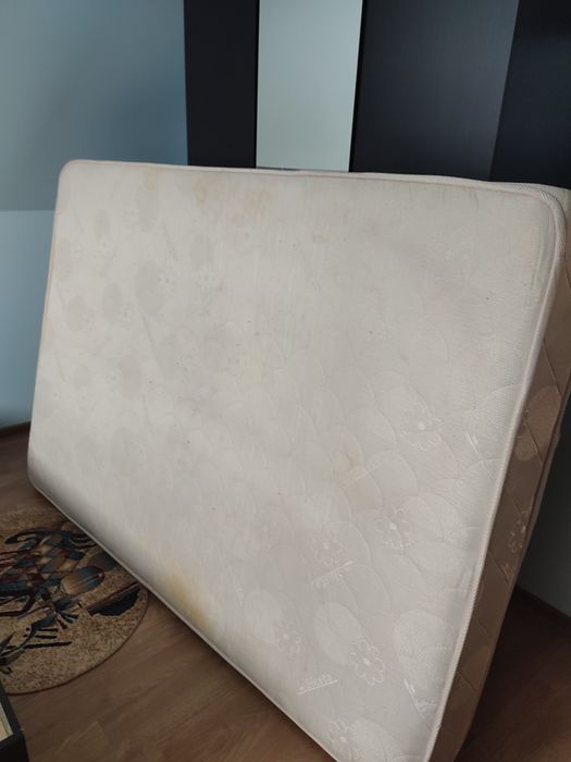 Vând pat cu saltea pentru dormitor