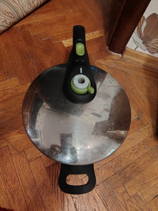 Vând oala sub presiune Tefal 6l , impecabila, .