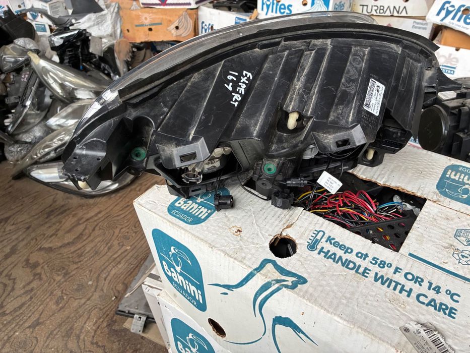 Ляв фар Peugeot Expert/ Пежо Експерт.