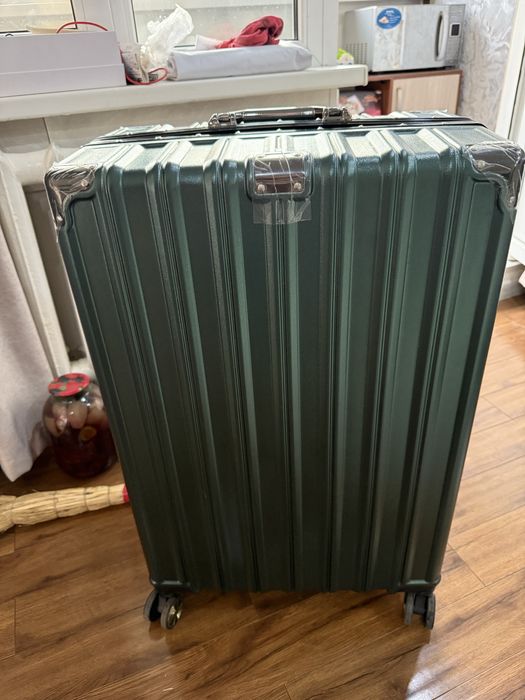 Чемодан большой зеленный