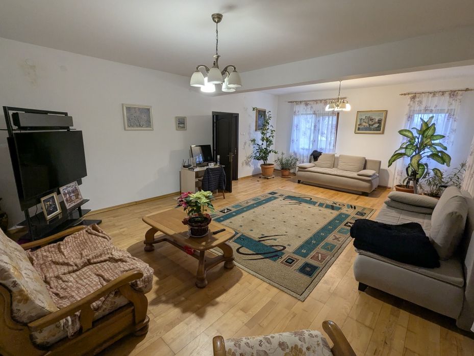 Vand casa cu etaj si teren