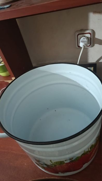 Эмалированный кастрюль