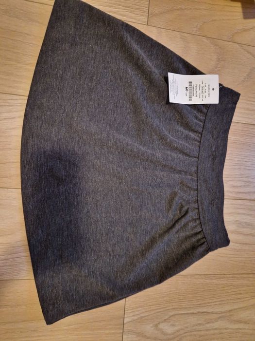 Vand lot hainute noi cu eticheta