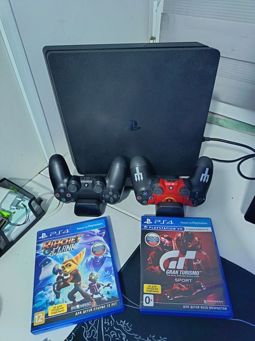 Продам пс 4 слим + 2 геймпада + 2 диска