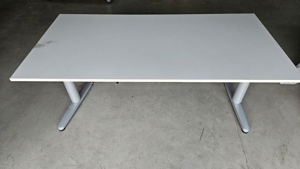 Birou reglabil pe înălțime electric pentru IT