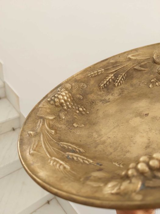 Platou Art Nouveau din alamă masivă – Relief Tridimensional și Patină Autentică