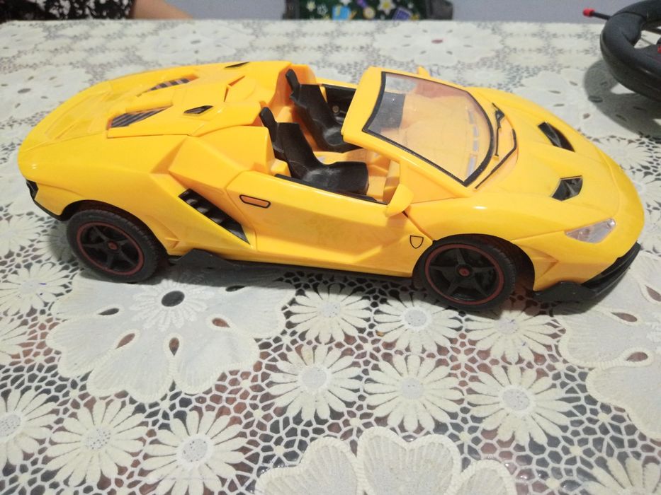 Pultli mashina pulti bilan koʻki zaryadkalik.Sarigʻi batareykalik