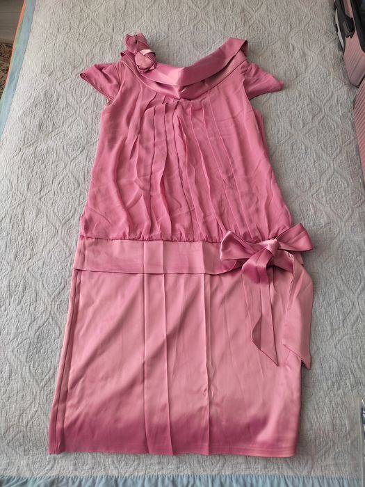 Продам платья размер 48 .  Район 1000 мелочей.