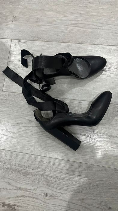 Кожаная обувь черная