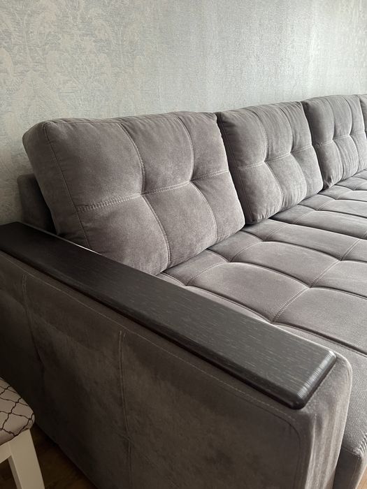 Диван в гостиную комнату