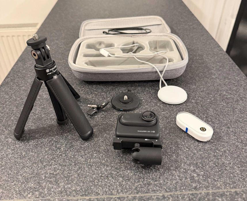 Insta360 GO 3S 128GB Travel Bundle + Quick Reader stare impecabilă