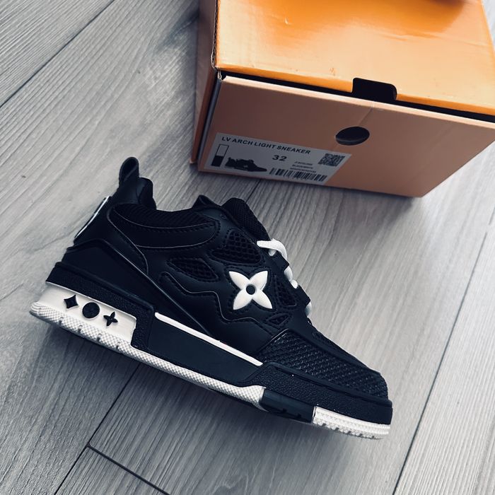 Adidasi Louis Vuitton fete 32 noi