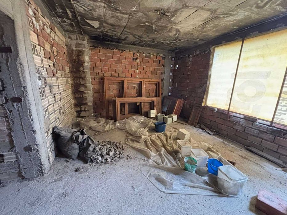 Тристаен апартамент (етаж от къща) с гараж  в кв. Загорка