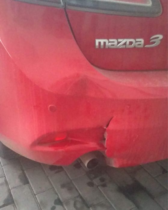 Spoiler Mazda 3 original culoarea rosu aprins (spart intr-un stalp)