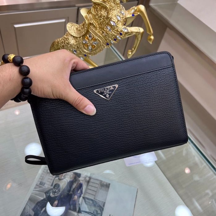 Мъжка чанта Prada със заключващ механизъм