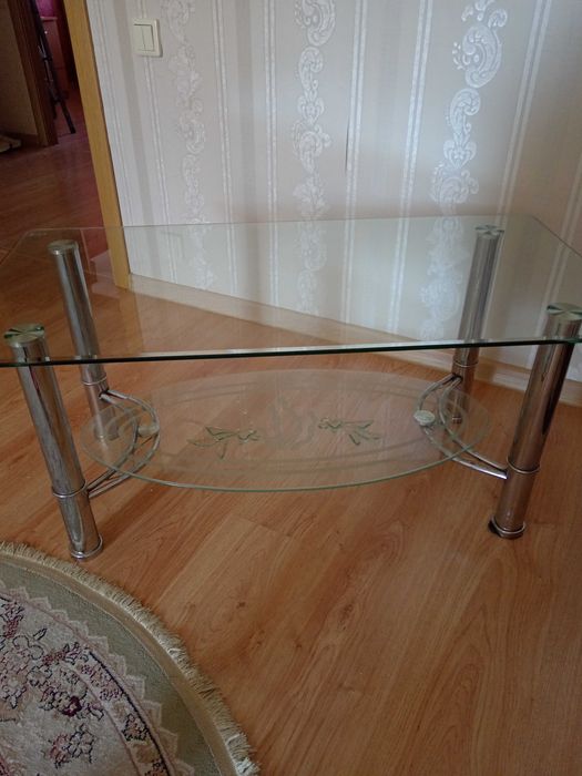 Журнальный столик стеклянный.