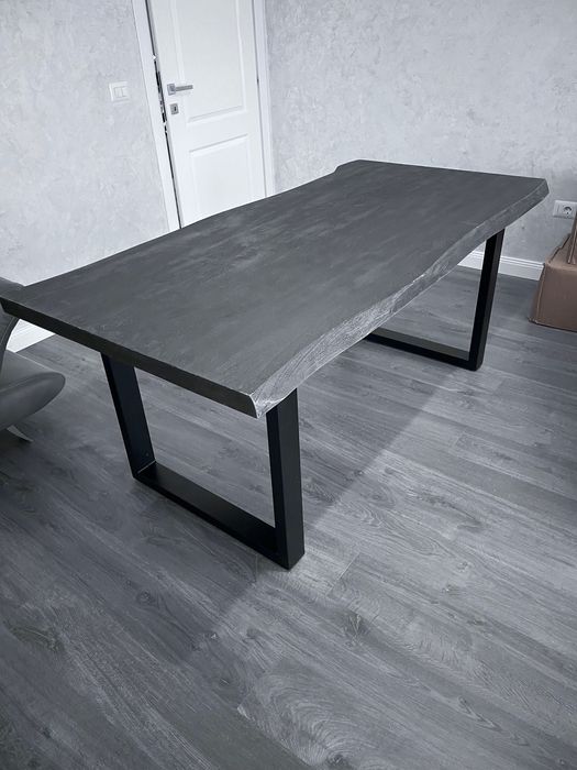 Masă gri din lemn, bucătărie/dining/living