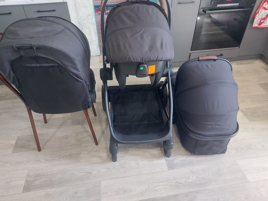 Продам коляску 3 в1