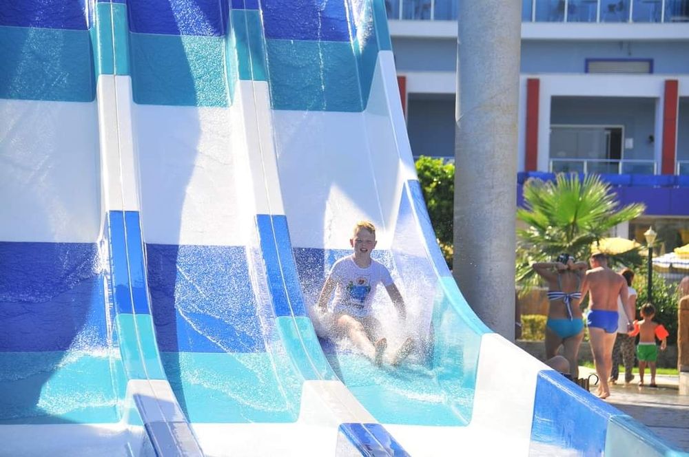 Сув слайдлари хар хил размера ва фигураларда.