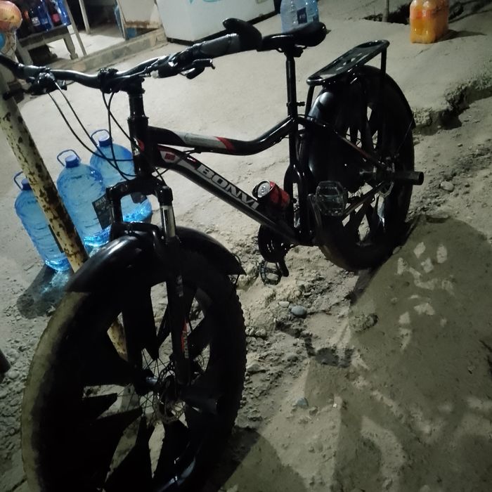 5oy minilgan bezatilgan kalpak oyna signal qoʻyilgan