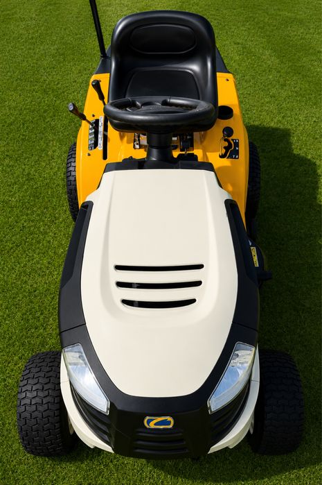 Tractoraș de tuns iarba/gazon  Cub Cadet CC 714 TE 2018 / cu Coș pentru iarbă / 420cc / 15 cai /Recent adus !