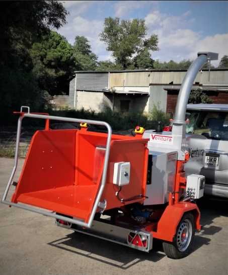 Tocator de crengi si lemn tractabila cu motor pe benzina 22 cai