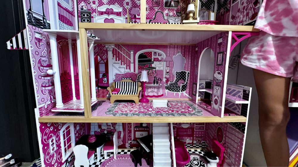 Casuta papusi inaltime 125 cm, lungime 94 cm, latime 32 cm, 16,8 kg