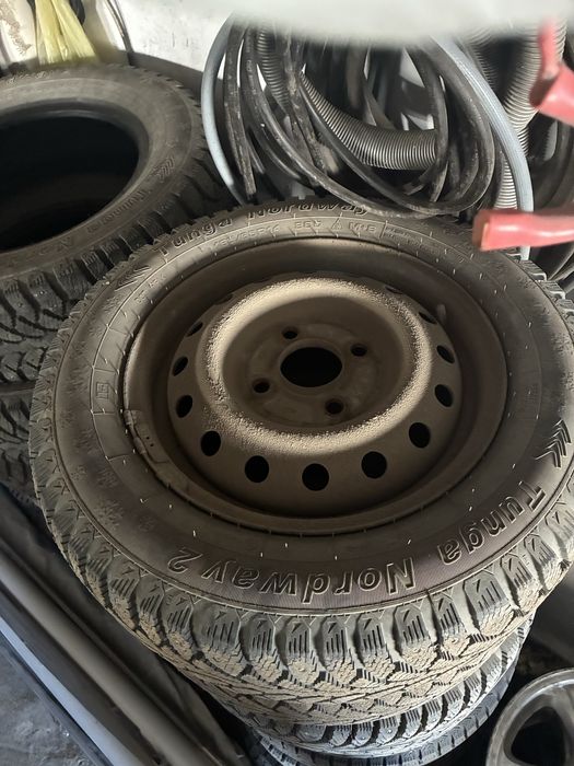 Продам зимние шипованые балоны