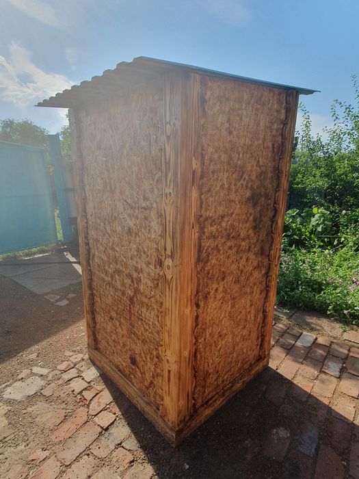 Уличный деревянный туалет