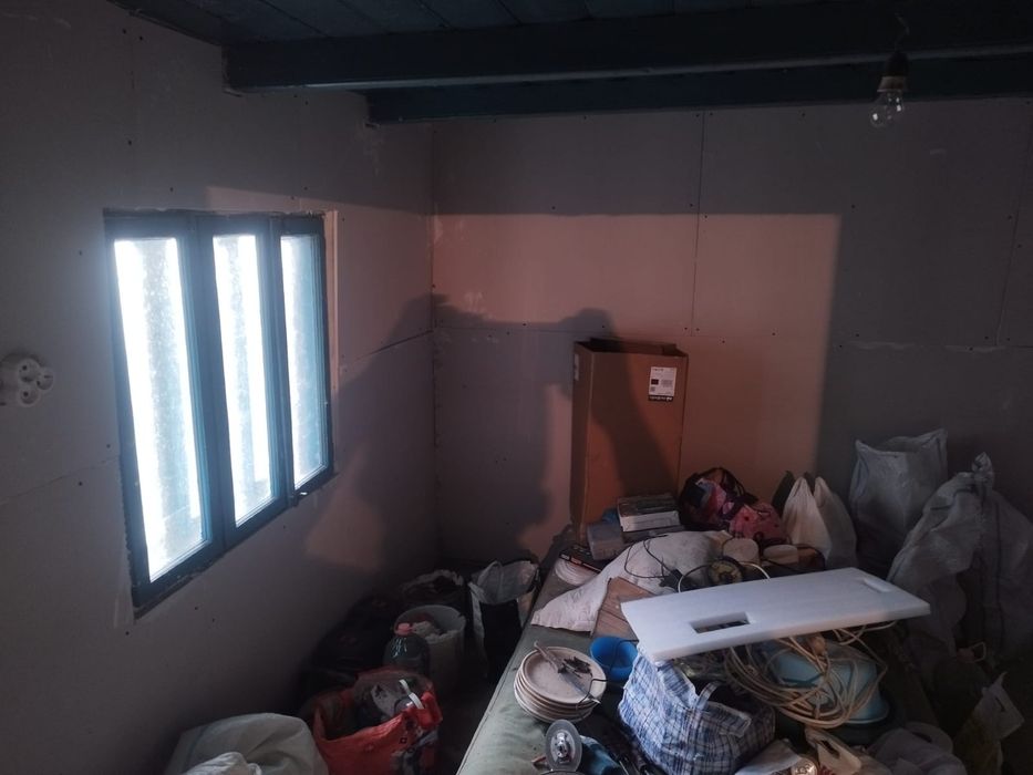 Vând teren cu casa bătrânească
