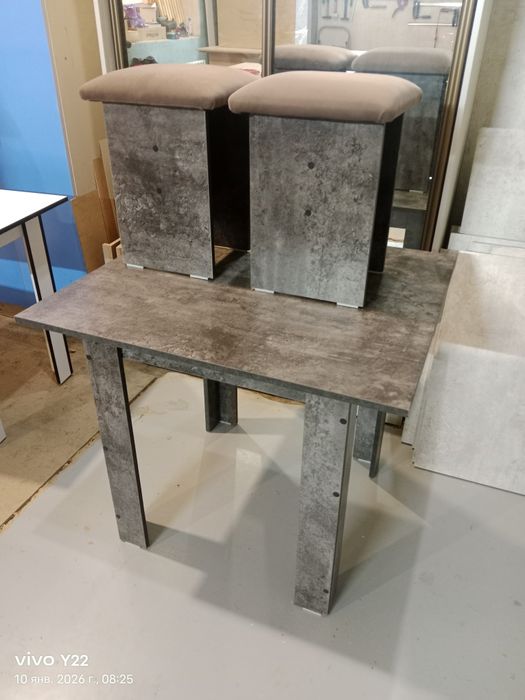 Продам стол и две табуретки