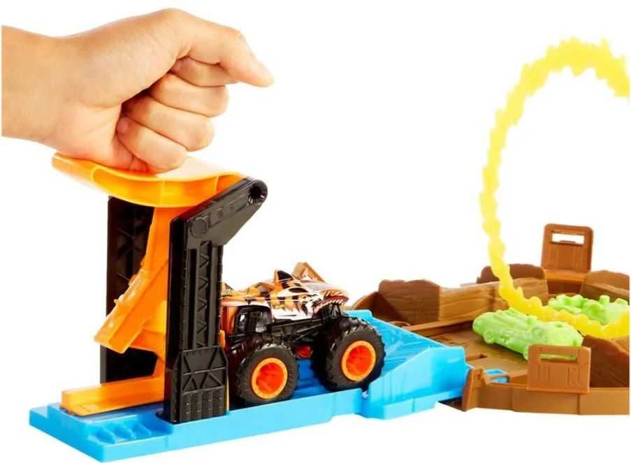 Игрушечный трек Hot Wheels Автотрек Трюковая арена Monster Trucks