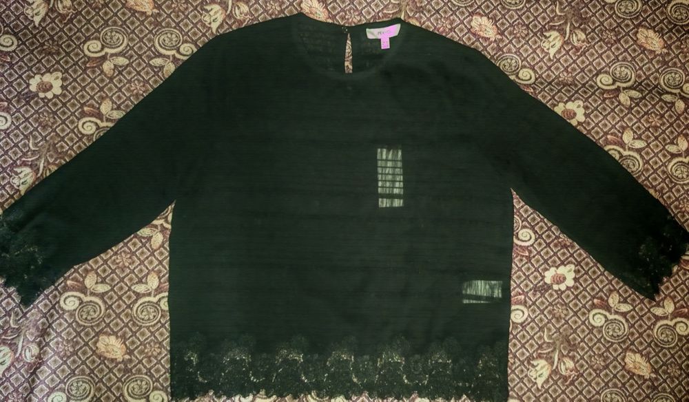 Bluza din voal puțin creponat și dantela mărimea 40,noua