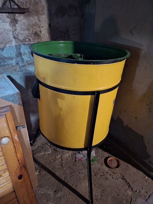 Ръчна центрофуга за мед и два използвани големи кошера