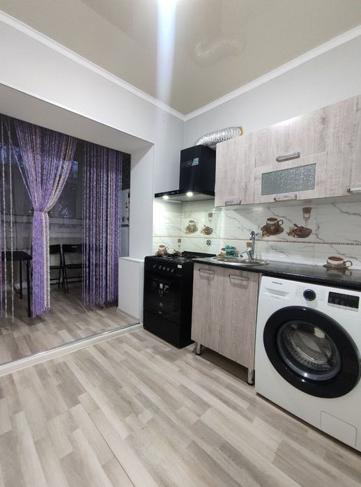 Metro “Buyuk Ipak Yoli” paranoia Hudojnikov.1 honali..Возле метро.