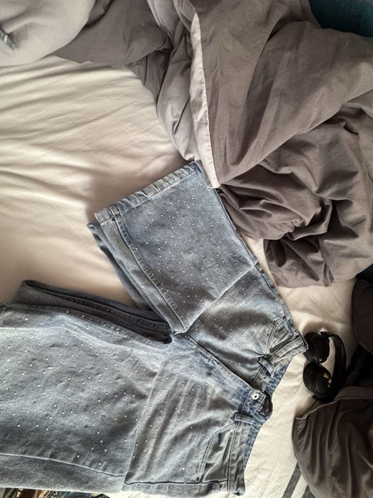 I sell one pair of jeans size 36, not elastic material.