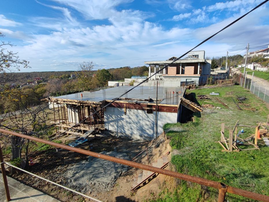 Продавам парцел с новострояща се къща