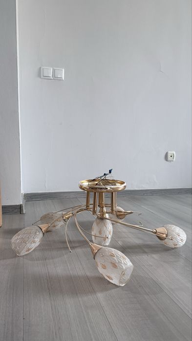 Продам люстру 6 рожковую