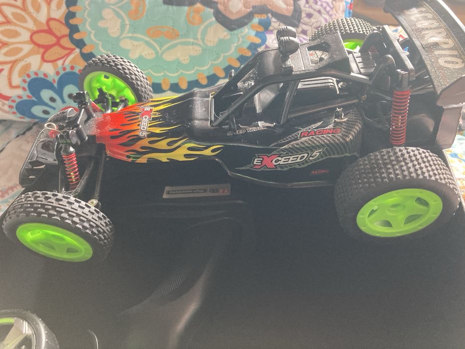 Doua masinute RC cu telecomanda 2.4 ghz UGO Scorpio 1153 drift 30 cm