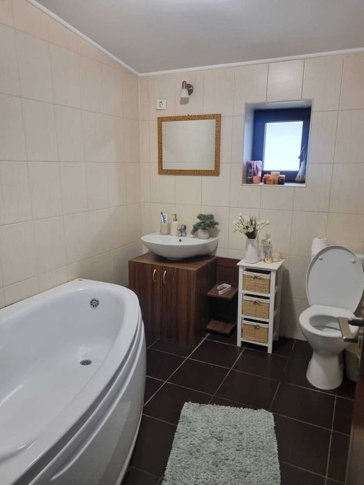 Inchiriere vila 4 camere, 2 bai, terasa, zona linistita