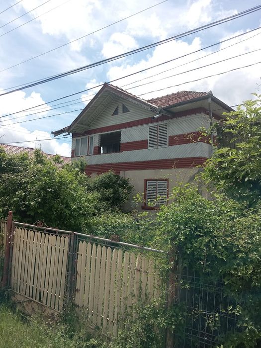 Vând casă și teren la țară