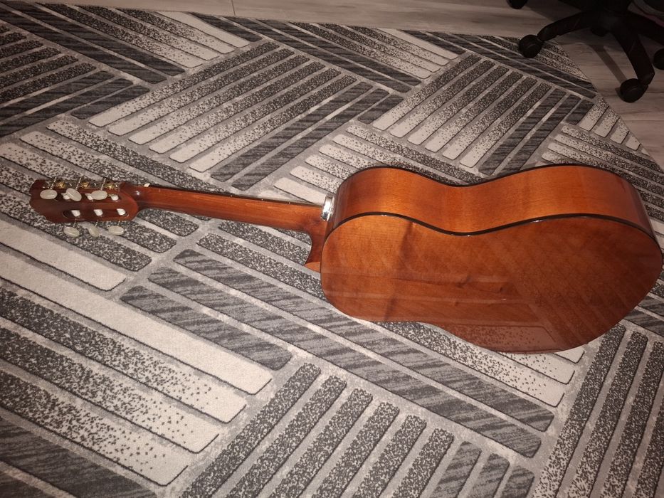 Chitara impecabila foarte puțin folosită