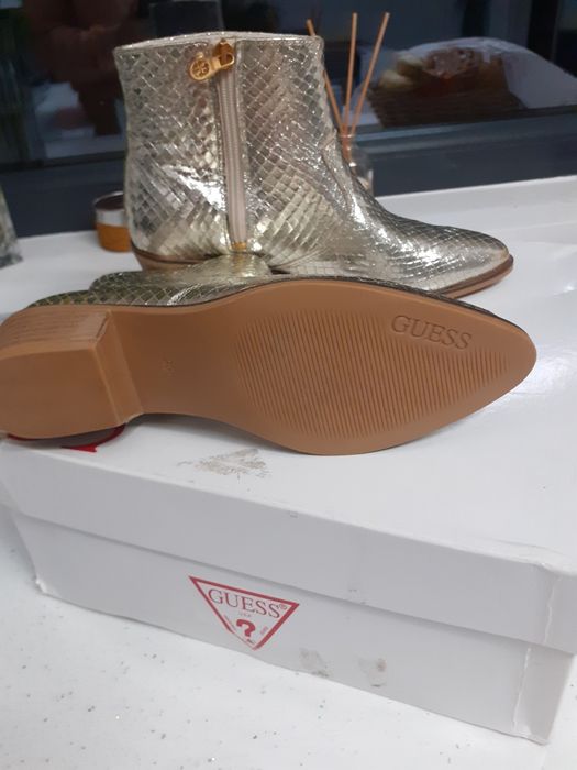 Ghete Guess piele, marimea 35