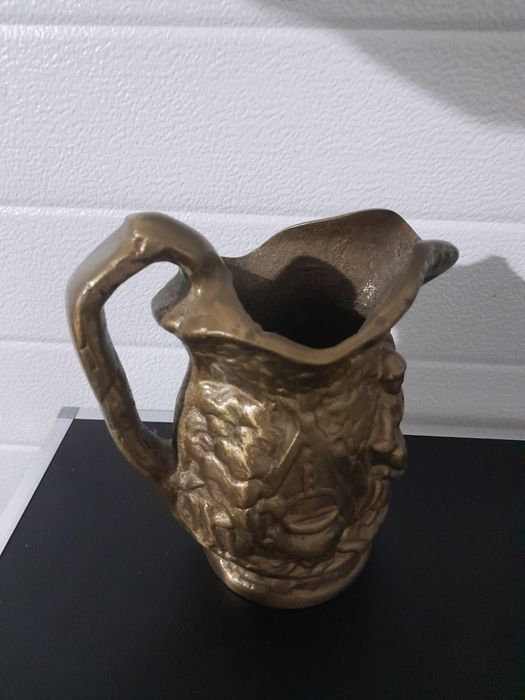 Bronz masiv,  carafă veche din bronz masiv,  3,3 kg,