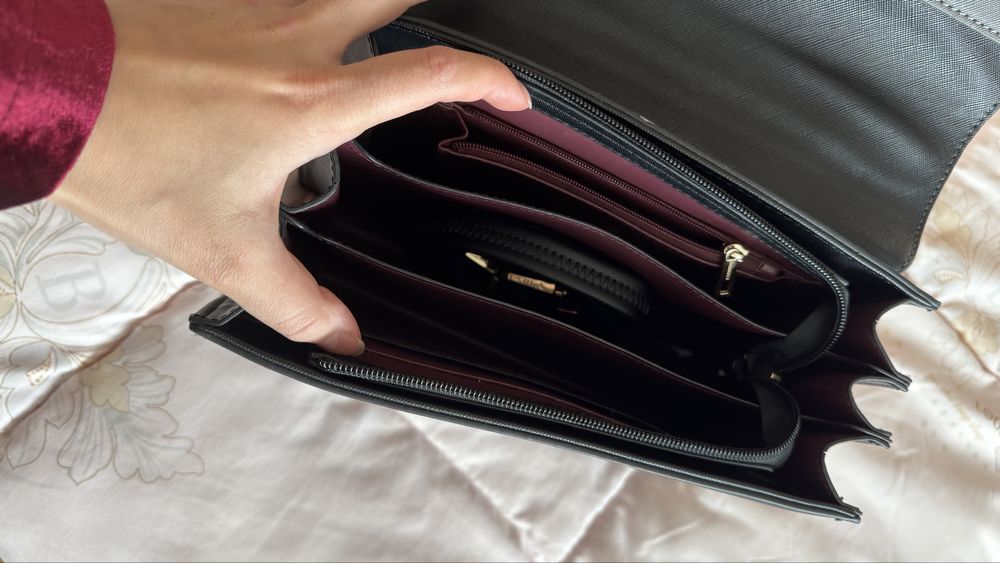 Сумка в хорошем состоянии ремешок есть