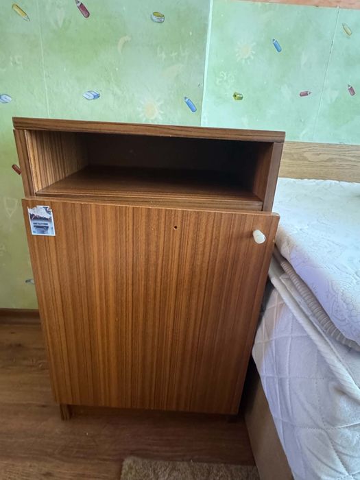 Подрявам 2 бр. Легла с матраци,    Детско бюро с табуретка , която може да се ползва за стол.