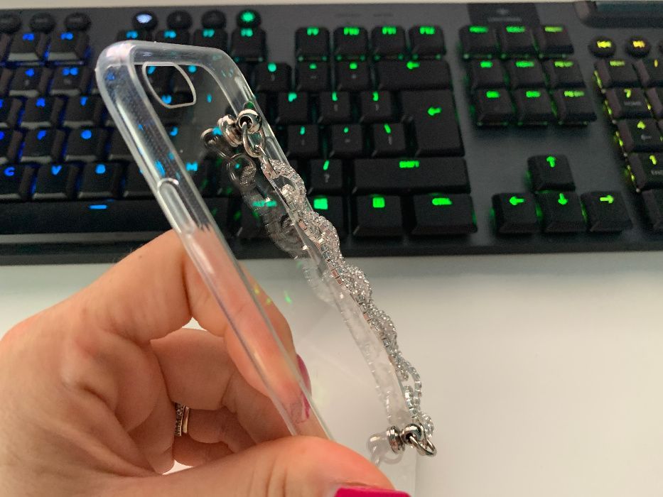 Husa cu bratara si pietricele iPhone SE 2020, 7 , 8, 7 Plus, X, XS Max