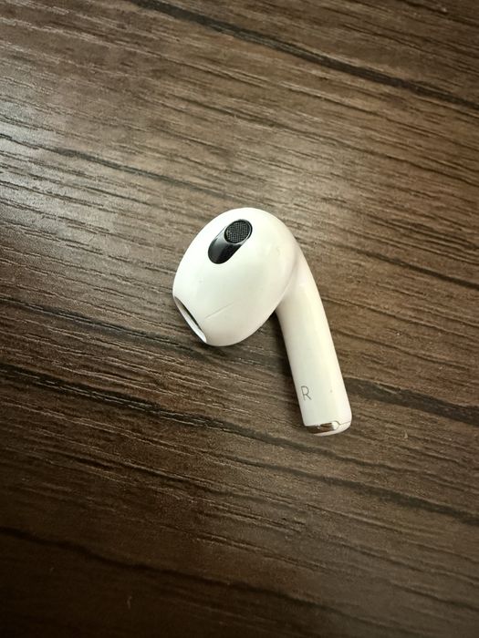 продам оригинальный правый наушник от airpods 3