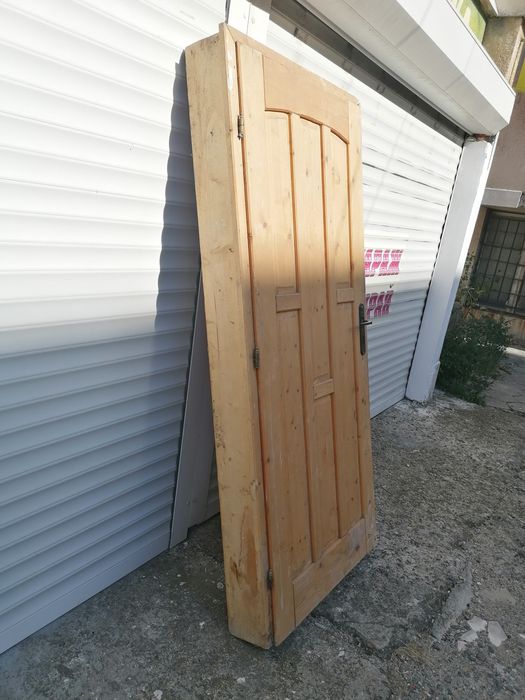 Интериорна дървена врата